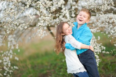 Bir erkek ve kız yemyeşil bahçede portre