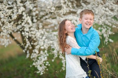 Bir erkek ve kız yemyeşil bahçede portre