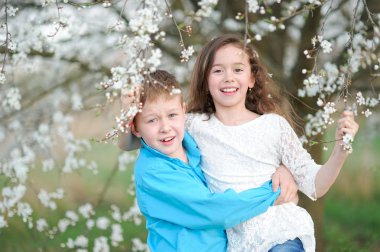 Bir erkek ve kız yemyeşil bahçede portre