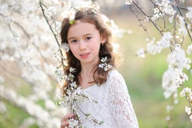 Çiçekli güzel bir kızın portresi.