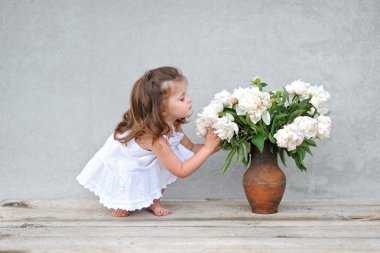 Yazın açık havada küçük bir kızın portresi.