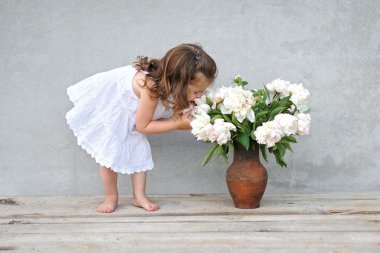 Yazın açık havada küçük bir kızın portresi.