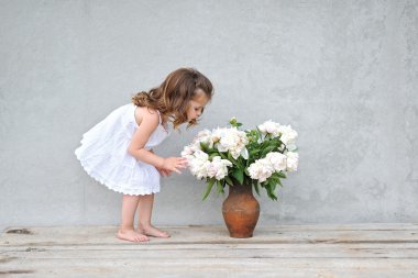 Yazın açık havada küçük bir kızın portresi.