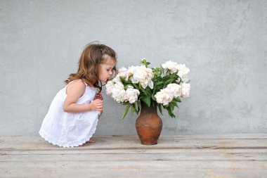 Yazın açık havada küçük bir kızın portresi.