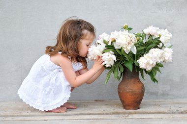 Yazın açık havada küçük bir kızın portresi.