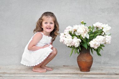 Yazın açık havada küçük bir kızın portresi.