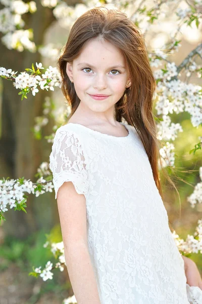 Bahar, güzel küçük bir kız portresi