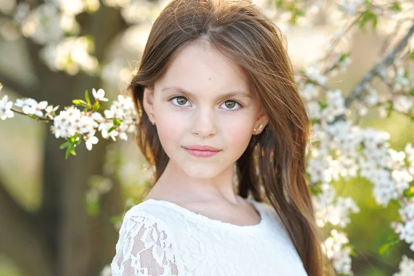 Retrato de uma linda menina na primavera — Fotografia de Stock