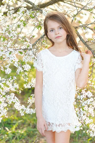 Bahar, güzel küçük bir kız portresi
