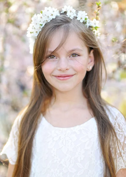 Portrait of a beautiful little girl in spring — Stock Photo, Image