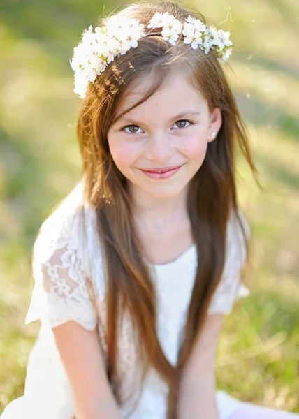 Bahar, güzel küçük bir kız portresi