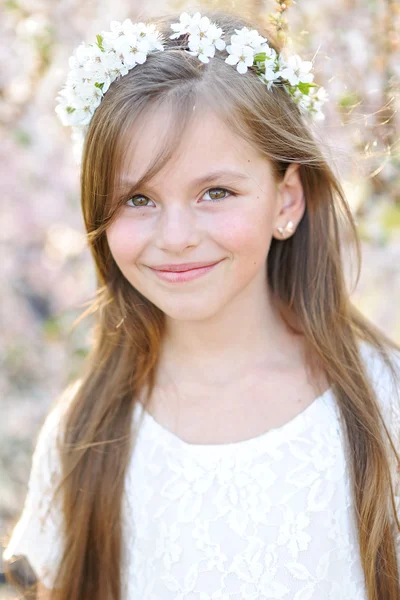 Portrait of a beautiful little girl in spring — Stock Photo, Image