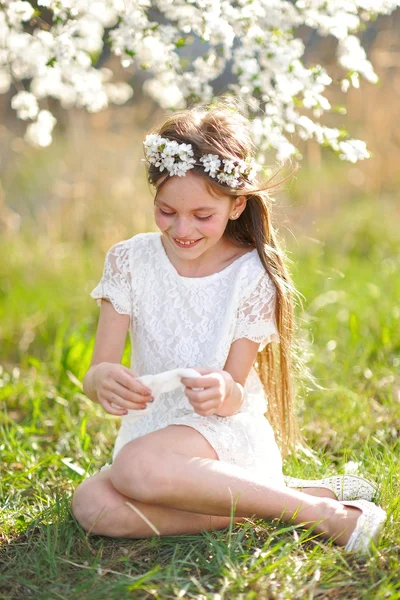 Portrait of a beautiful little girl in spring — Stock Photo, Image