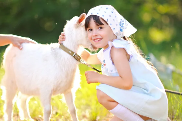 Porträtt av en vacker liten flicka i sommar — Stockfoto