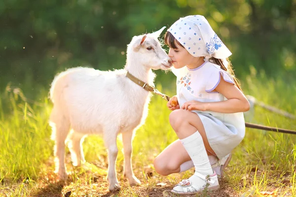 Yaz aylarında güzel küçük bir kız portresi