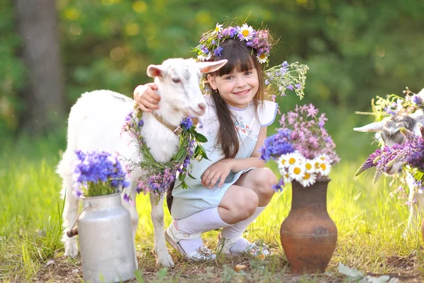 Retrato de una hermosa niña en verano — Foto de Stock