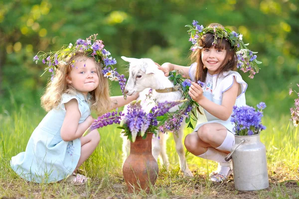Kız villag yaz iki kız portresi