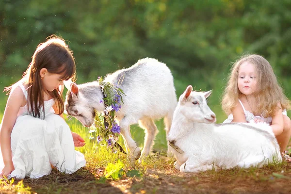 Kız villag yaz iki kız portresi