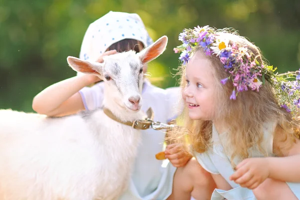 Portrait de deux filles de copines en été dans le village — Photo