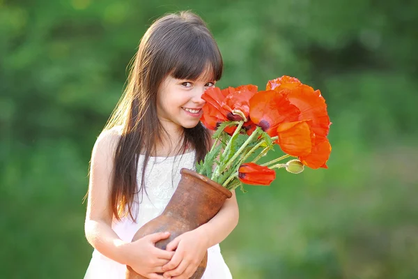 一个美丽的小女孩，罂粟的肖像 — 图库照片