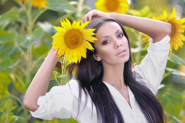 Bir alanda güzel zarif esmer kız