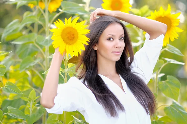 Bela menina morena elegante em um campo — Fotografia de Stock