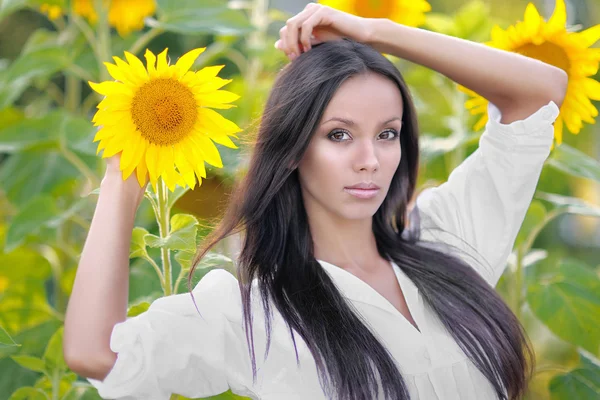 Bir alanda güzel zarif esmer kız