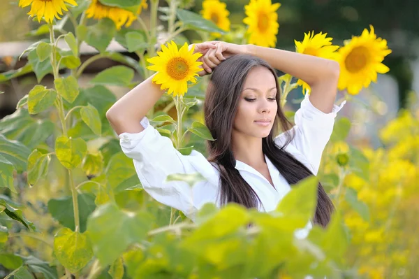 Bela menina morena elegante em um campo — Fotografia de Stock