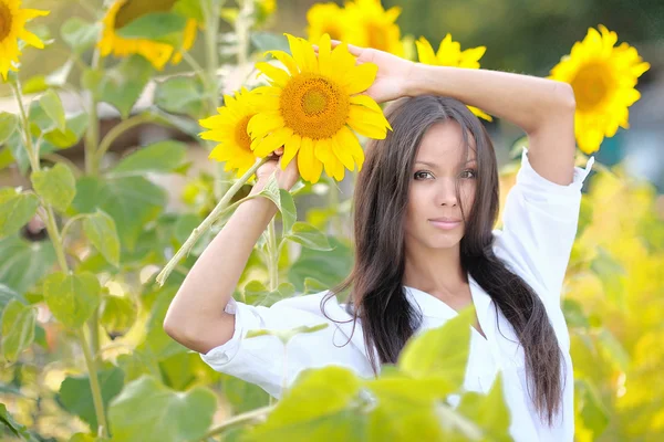 Bir alanda güzel zarif esmer kız