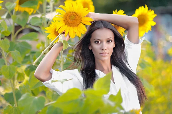 Bir alanda güzel zarif esmer kız