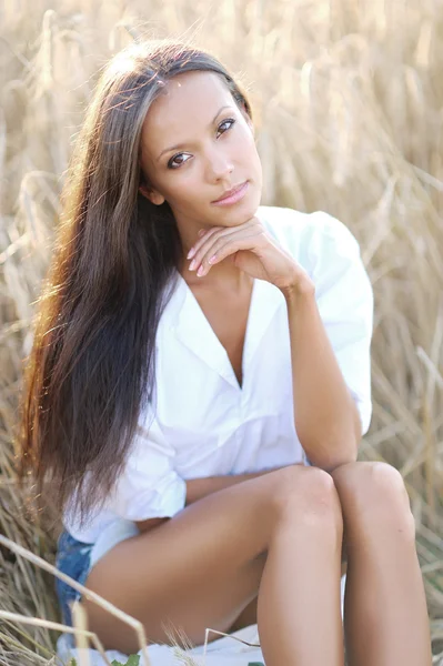 Bir alanda güzel zarif esmer kız