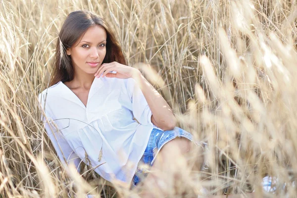 Piękna brunetka dziewczynka elegancki w polu — Zdjęcie stockowe