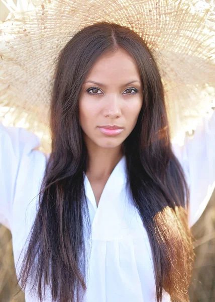 Bela menina morena elegante em um campo — Fotografia de Stock