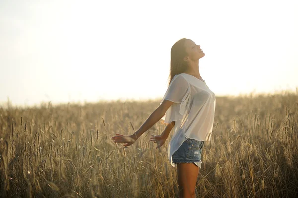 Bir alanda güzel zarif esmer kız