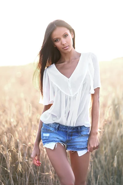 Bir alanda güzel zarif esmer kız