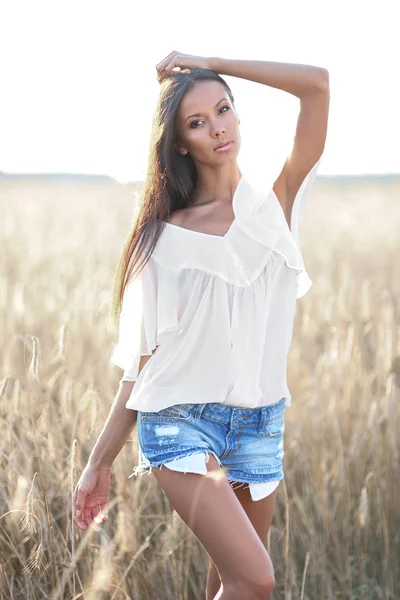 Bir alanda güzel zarif esmer kız