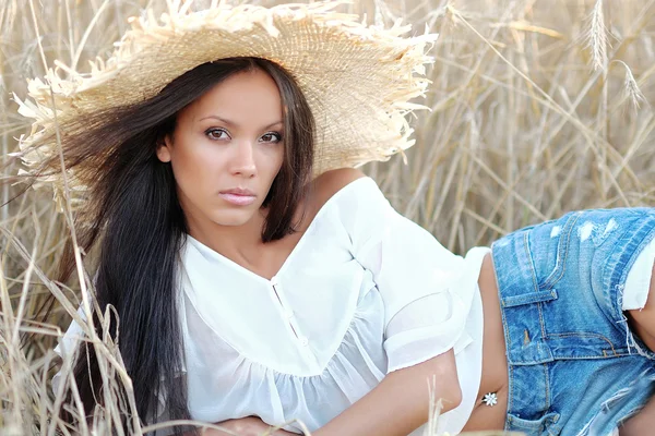 Bir alanda güzel zarif esmer kız