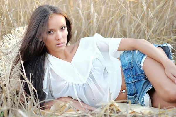 Bir alanda güzel zarif esmer kız