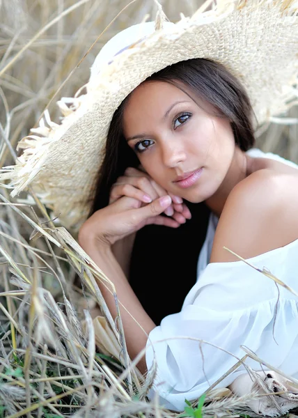 Mooie elegante brunette meisje in een veld — Stockfoto