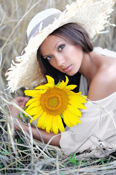Vackra eleganta brunett tjej i ett fält — Stockfoto