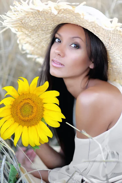 Bir alanda güzel zarif esmer kız