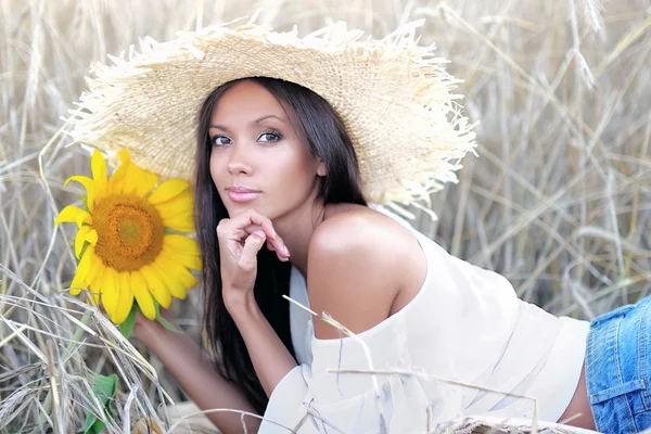 Hermosa chica morena elegante en un campo —  Fotos de Stock