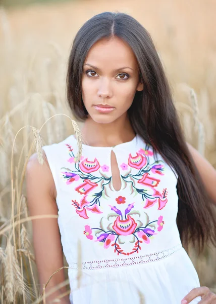 Bir alanda güzel zarif esmer kız