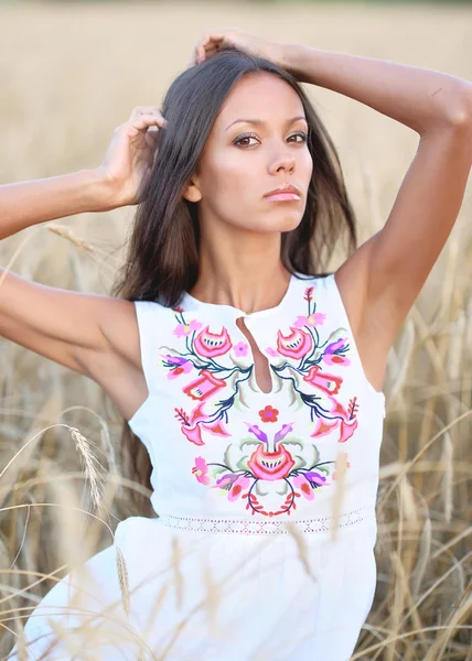 Bir alanda güzel zarif esmer kız