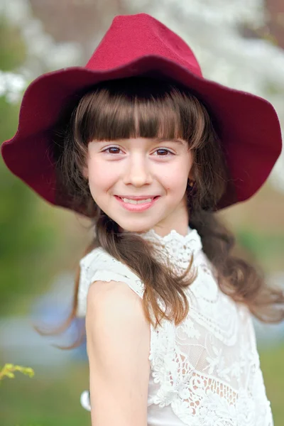 Retrato de uma linda menina com flores — Fotografia de Stock