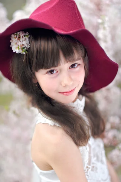 फूलों के साथ एक सुंदर छोटी लड़की का चित्र — स्टॉक फ़ोटो, इमेज