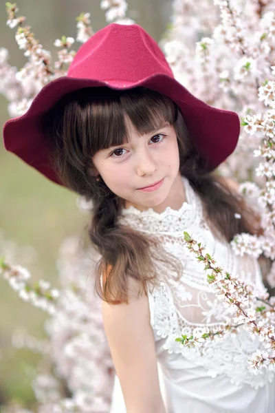 Portrait d'une belle petite fille aux fleurs — Photo