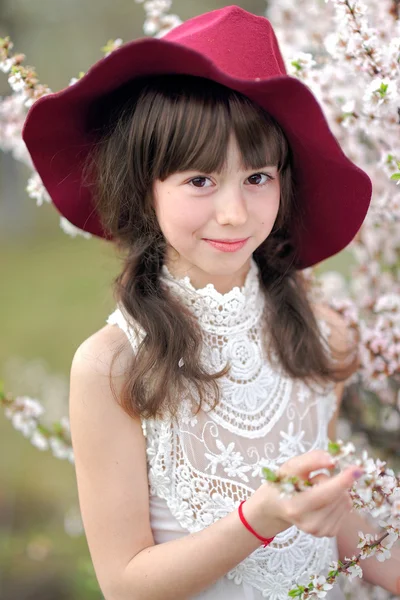 Πορτρέτο ενός όμορφου κοριτσιού με λουλούδια — Φωτογραφία Αρχείου