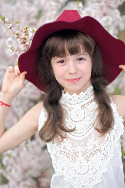 Ritratto di una bella bambina con fiori — Foto Stock