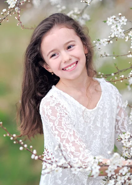 Çiçekli güzel bir kızın portresi.